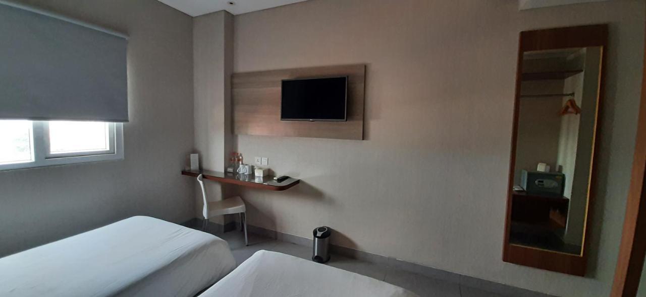 Lynn Hotel Serang Exterior foto